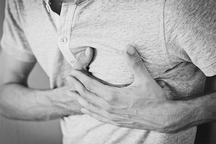 Man holding chest - Sleep Apnoea and Heart Disease | Sleeptest.co.uk